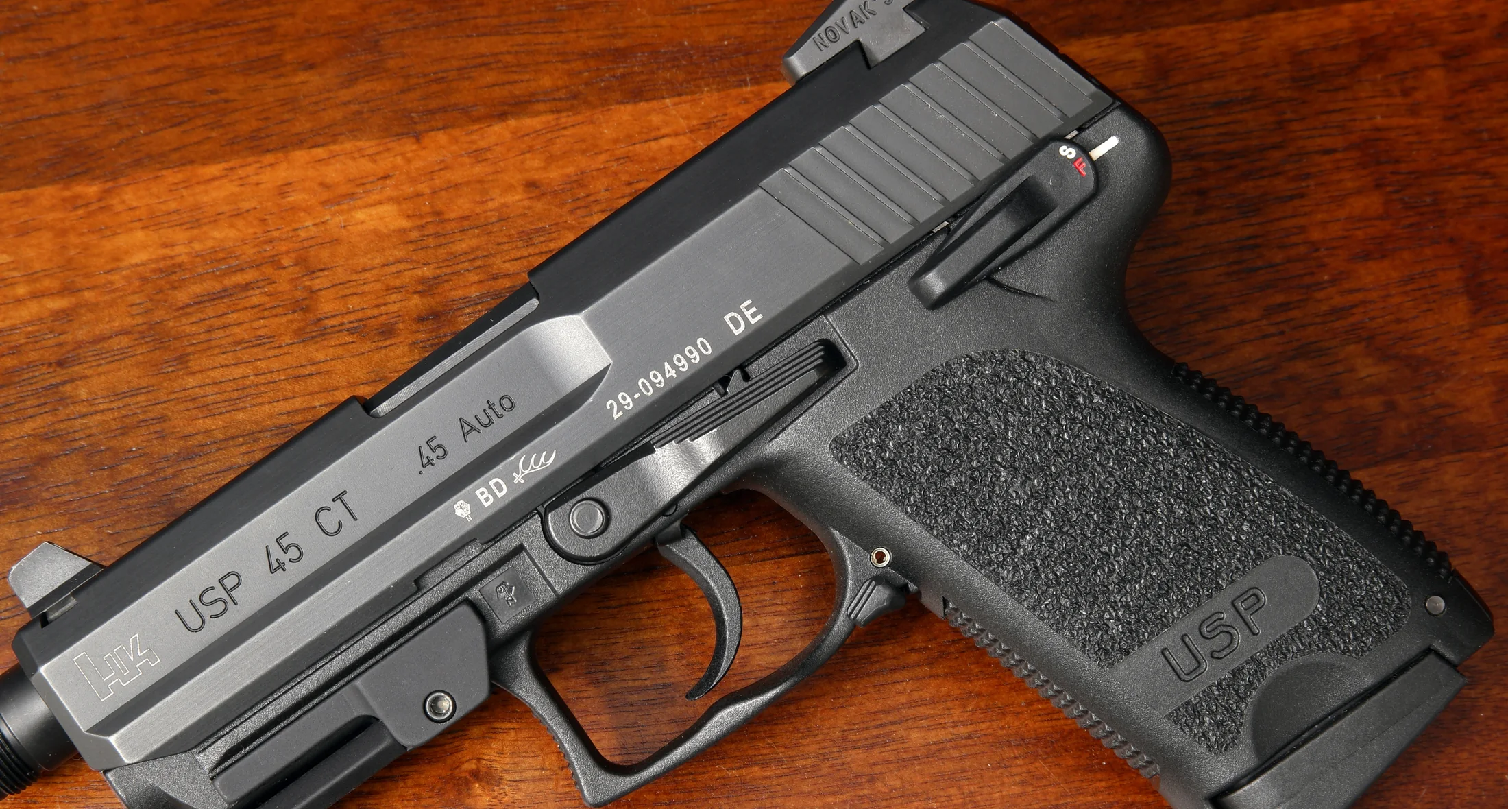 Heckler & Koch USP 45 CT auf einem Holztisch, Stempel auf dem Schlitten