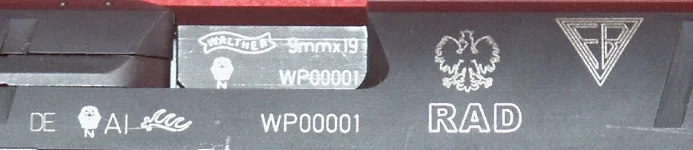 Rechte Seite des Schlittens einer Walther P99 mit weißen Stempeln